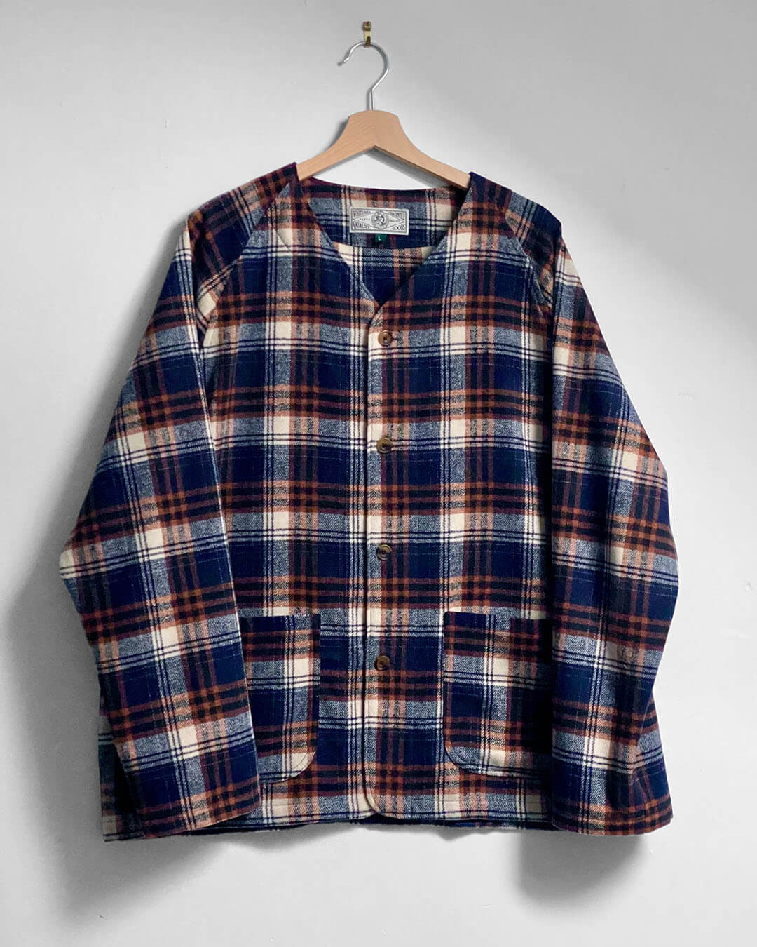Cardigan Lambert Whitehill Mercantile en flanelle, coupe ample raglan, col V, coloris navy check, artisanal Écosse