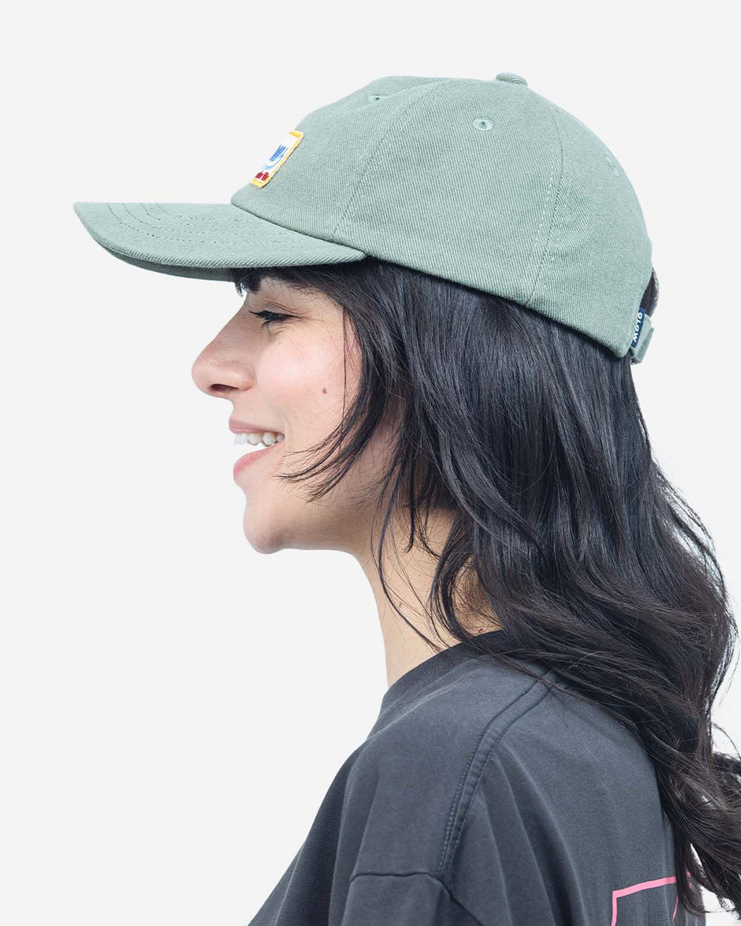 Casquette Six Panel Cartlon Vert Olive OLOW en coton biologique vert olive, coupe six panel, visière courbée