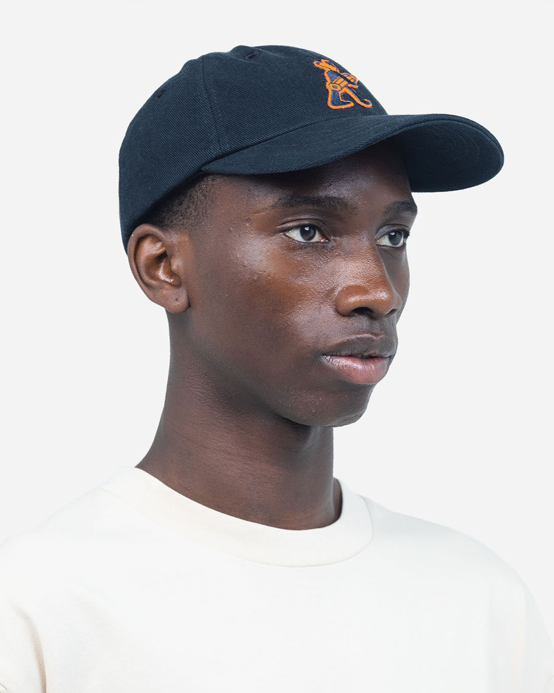 Casquette Six Panel Doggy Bleu Nuit OLOW en coton biologique bleu nuit, coupe six panel, motif Doggy