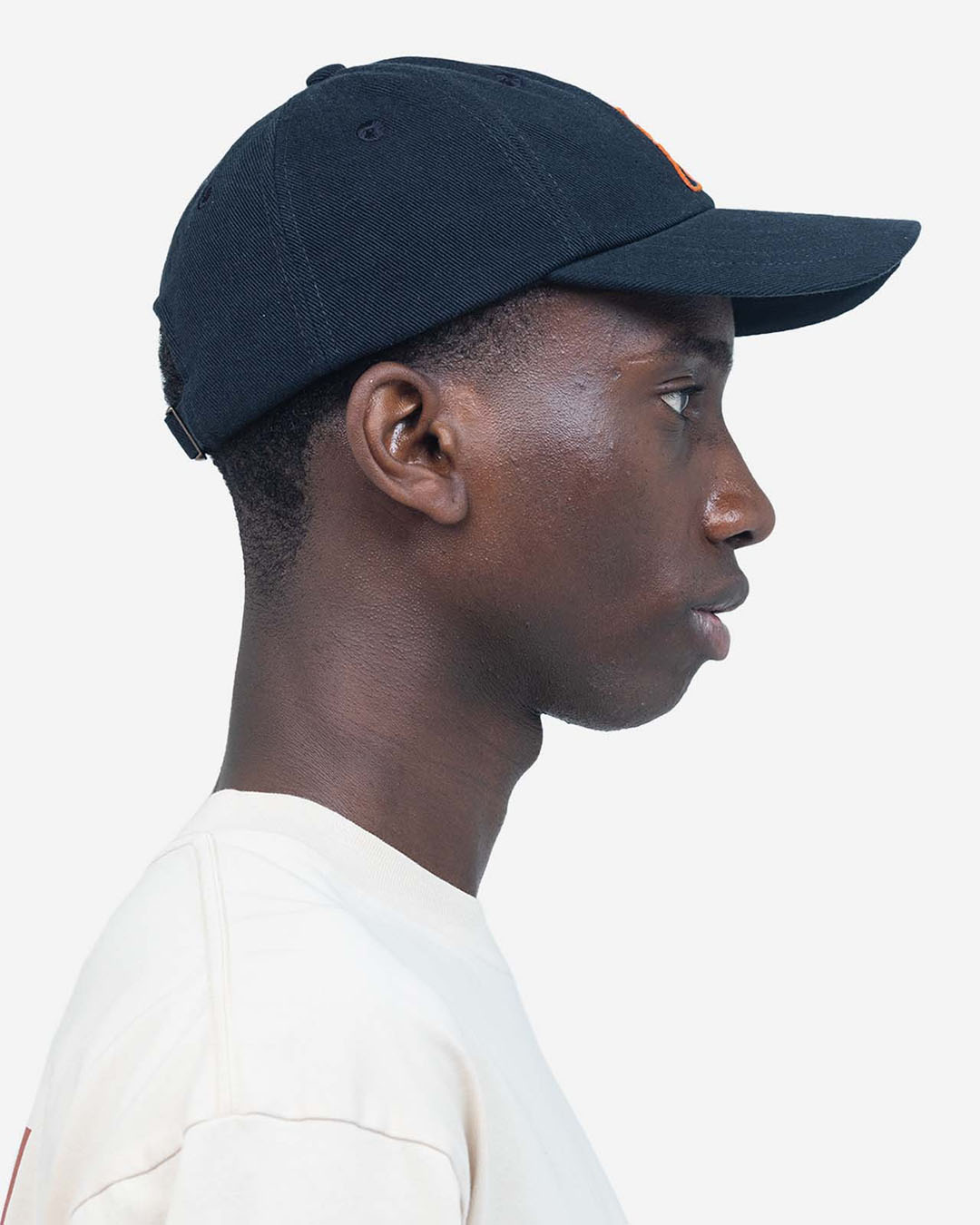Casquette Six Panel Doggy Bleu Nuit OLOW en coton biologique bleu nuit, coupe six panel, motif Doggy