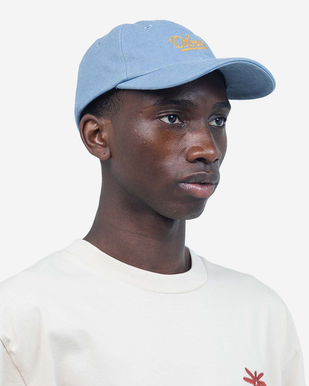 Casquette Six Panel Signature Bleu Azur OLOW en coton biologique bleu azur, coupe six panel, visière courbée
