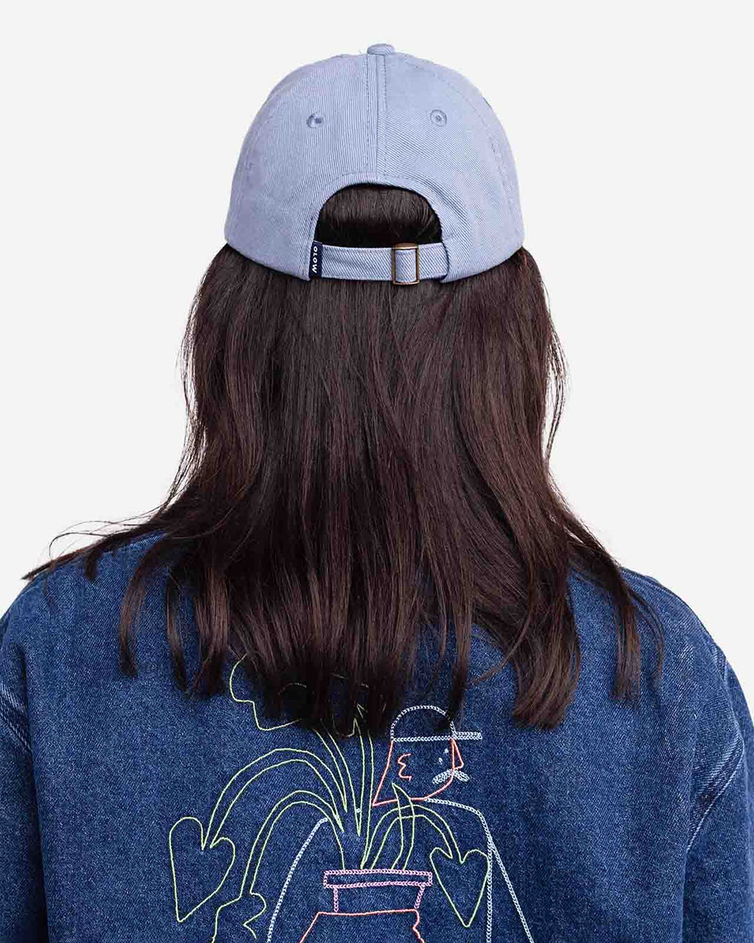 Casquette Six Panel Signature Bleu Azur OLOW en coton biologique bleu azur, coupe six panel, visière courbée