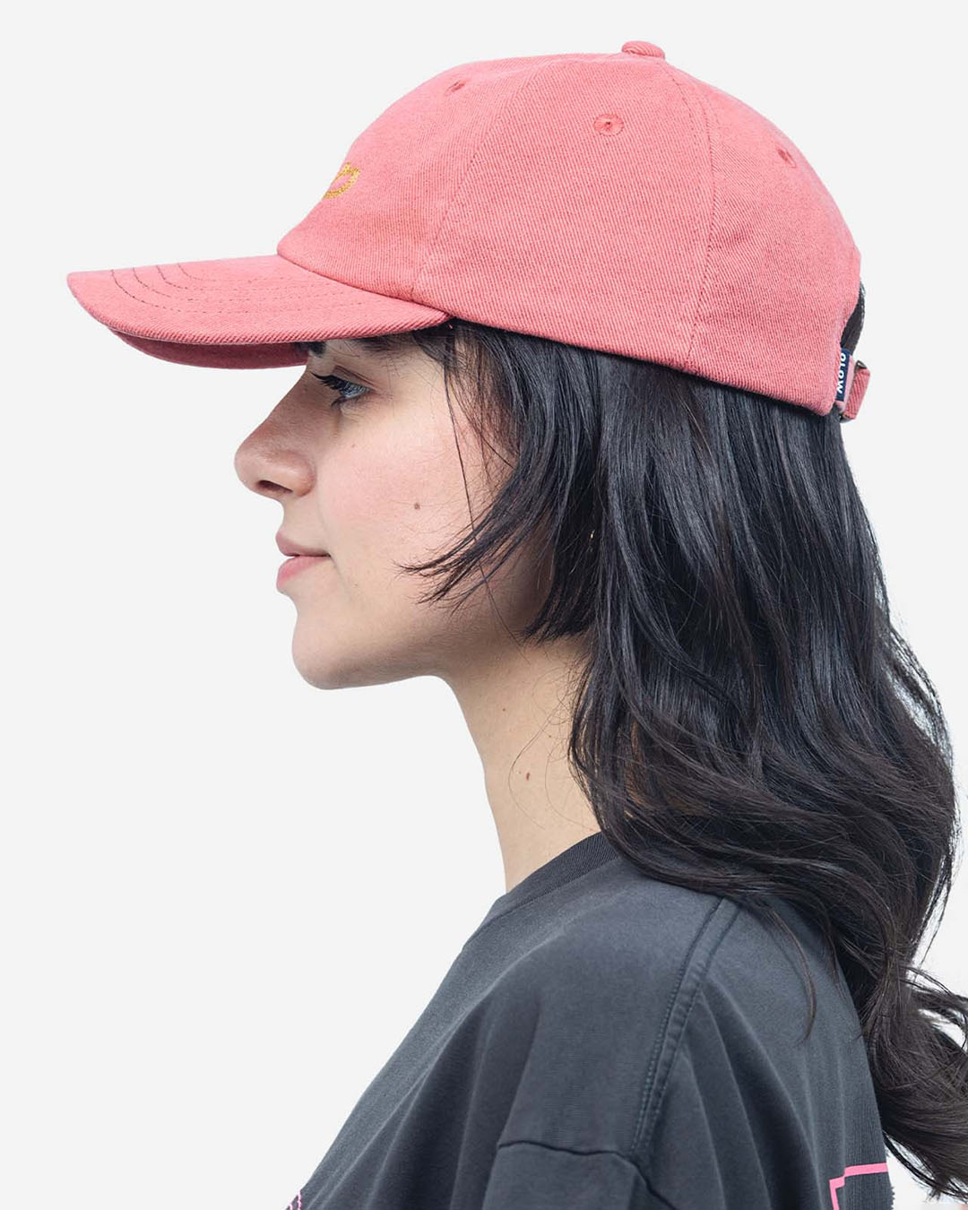 Casquette Six Panel Signature Rose Minéral OLOW en coton biologique rose, coupe six panel, visière courbée